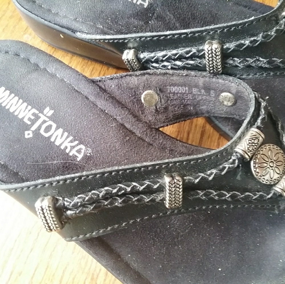Minnetonka Black Leather Sandals Southwestern - Picture 3 of 6